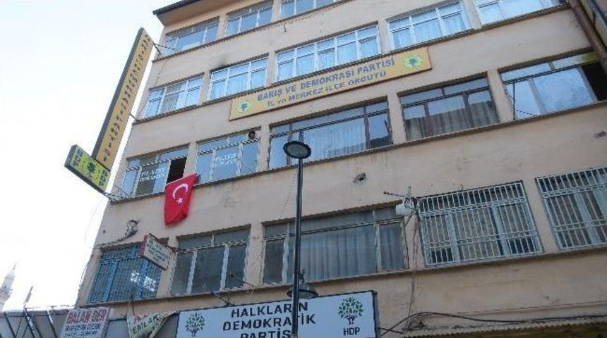 Bdp&rsquo;nin Bulunduğu Binaya T&uuml;rk Bayrağı Asıldı
