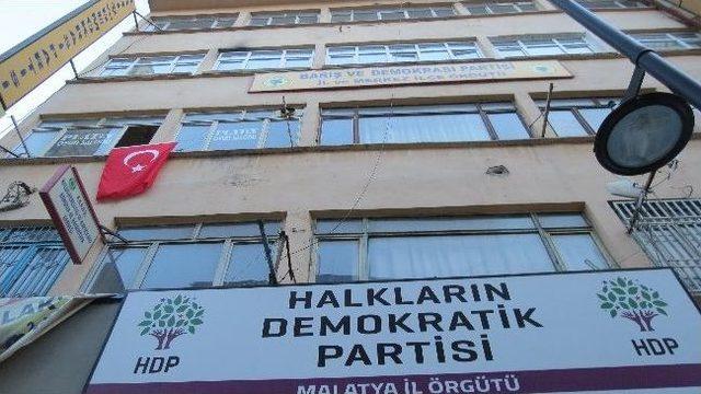 Bdp’nin Bulunduğu Binaya Türk Bayrağı Asıldı