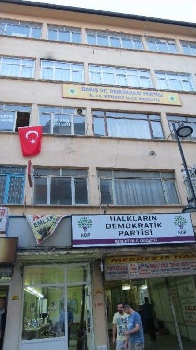 Bdp’nin Bulunduğu Binaya Türk Bayrağı Asıldı