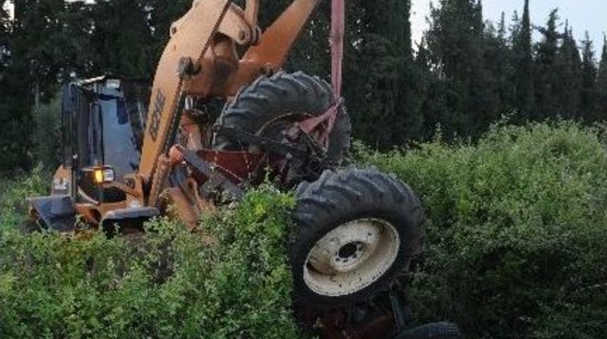 Trakt&ouml;r Sulama Kanalına U&ccedil;tu: 1 &Ouml;l&uuml;, 1 Yaralı