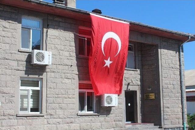 Kayseri Şeker'den Bayrak İndirmeye Dev Bayraklarla Tepki