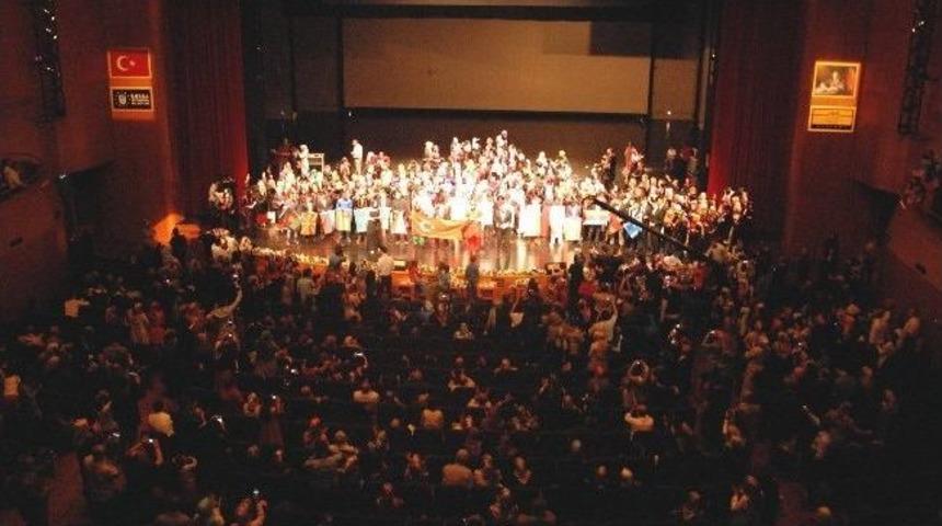 İlahiyat Fak&uuml;ltesinde Mezuniyet Sevinci