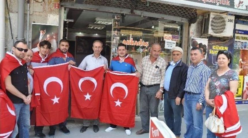 Chp'den Kırkağa&ccedil;lı Esnafa T&uuml;rk Bayrağı
