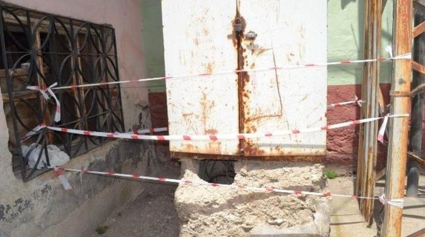 Kula'da A&ccedil;ıkta Bırakılan Elektrik Kabloları Tehlike Sa&ccedil;ıyor