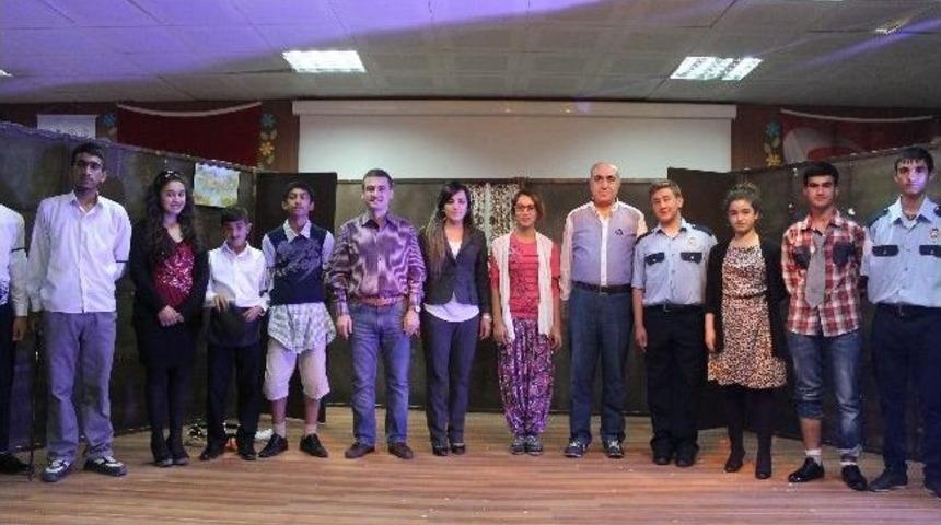 Kulp'ta 'ehliyet Senin Neyine D&ouml;n Şinasi K&ouml;y&uuml;ne' Adlı Oyun Sergilendi