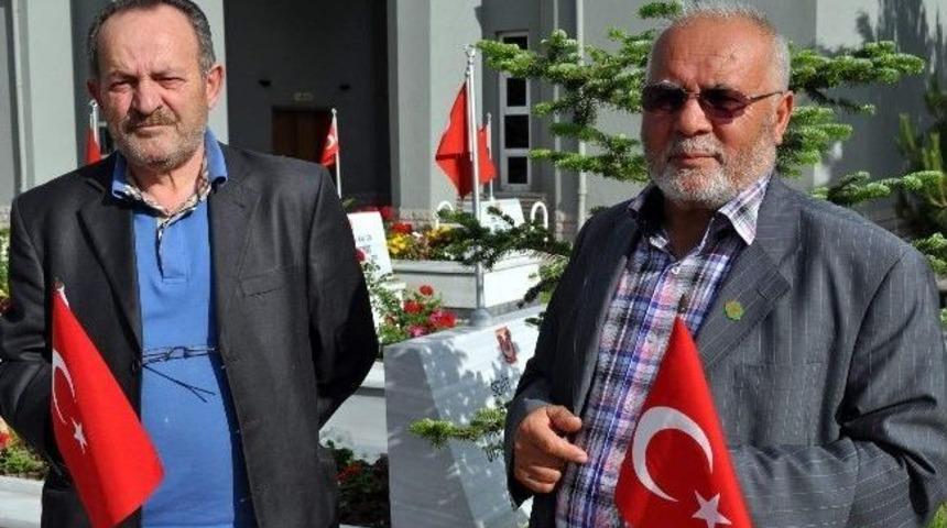 'şehit Ailelerinden, Bayrak İndirilmesine Tepki