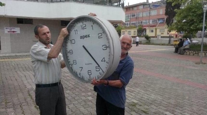 Hayırsever Kulenin Saatlerini Yeniliyor