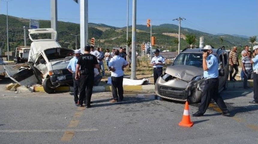 İnşaat Servisi Ara&ccedil; İle &Ccedil;arpıştı: 1 &Ouml;l&uuml;, 13 Yaralı