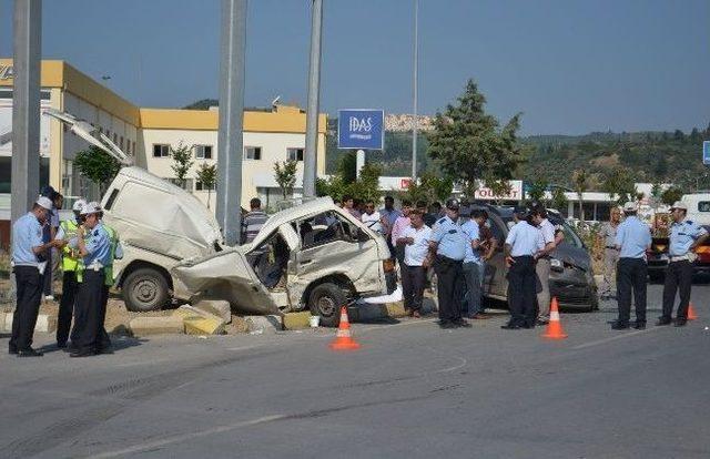 İnşaat Servisi Ara&ccedil; İle &Ccedil;arpıştı: 1 &Ouml;l&uuml;, 13 Yaralı 1