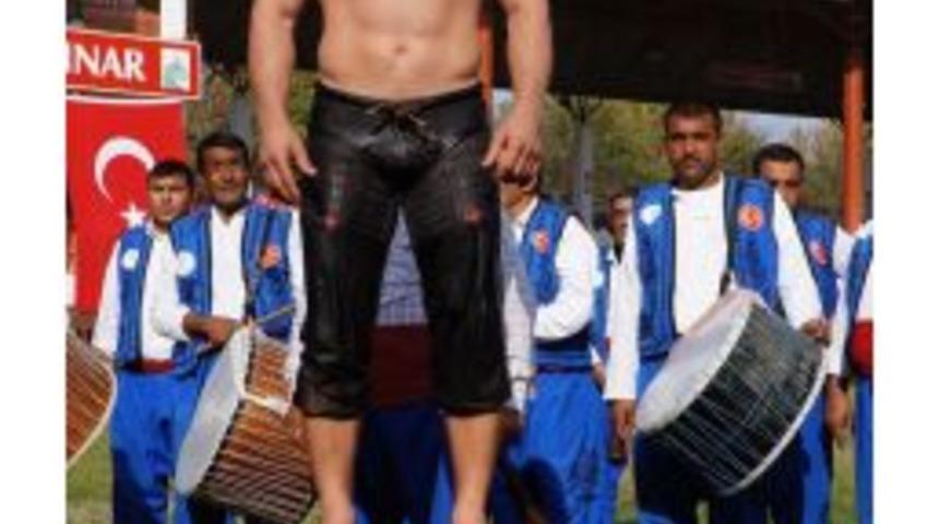 Altın Kemerli Başpehlivan, Rakiplerine Meydan Okuyor