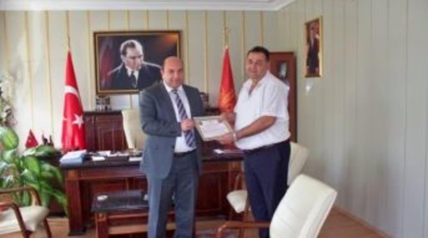 Kaymakam &Ccedil;akıcı'dan Eski İl&ccedil;e Milli Eğitim M&uuml;d&uuml;r&uuml; D&ouml;şe Başarı Belgesi