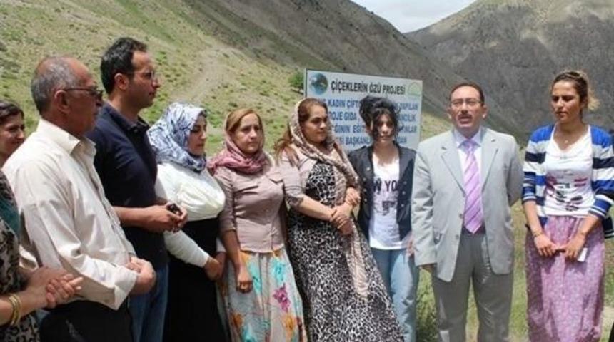 Kadın &Ccedil;ift&ccedil;ilere Arılı Kovan Dağıtıldı