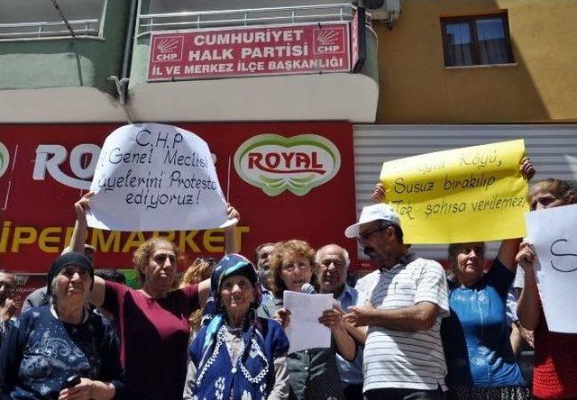 Tunceli’de Chp’ye Siyah Çelenkli Su Protestosu