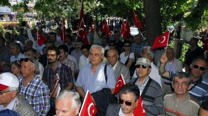 Eskişehir'de T&uuml;rk Bayrağına Yapılan Saldırıya Protestolar S&uuml;r&uuml;yor