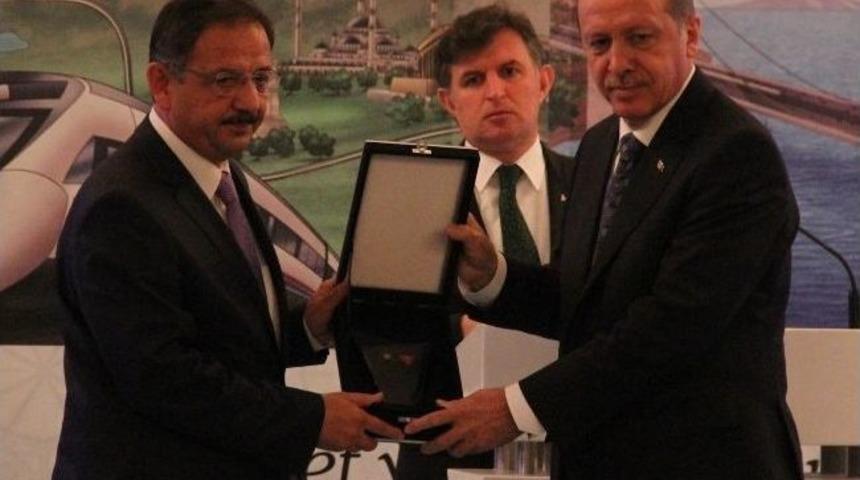 Başbakan Recep Tayyip Erdoğan, En Y&uuml;ksek Oyla Se&ccedil;ilen Belediye Başkanlarına Plaket Takdim Etti