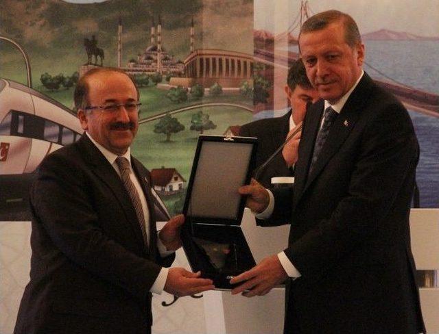 Başbakan Recep Tayyip Erdoğan, En Yüksek Oyla Seçilen Belediye Başkanlarına Plaket Takdim Etti