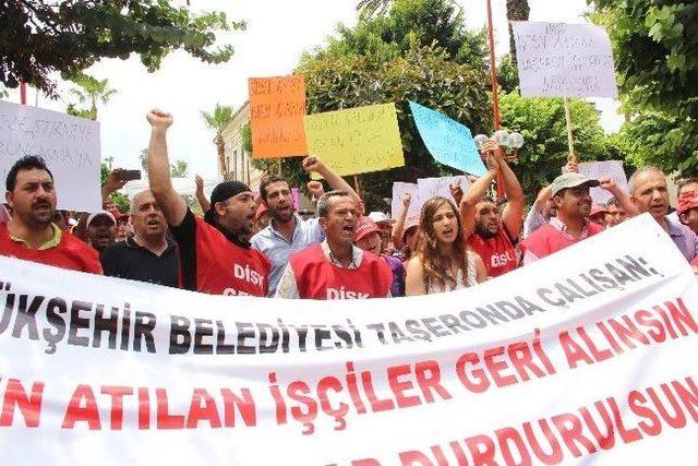 İşten Çıkarılan Taşeron İşçiler Mersin Büyükşehir Belediyesi'ne Yürüdü