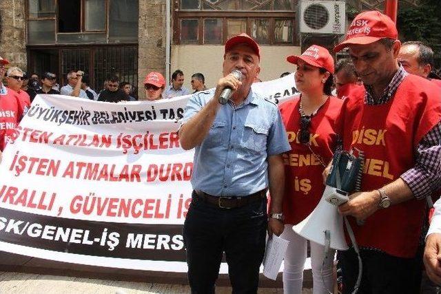 İşten Çıkarılan Taşeron İşçiler Mersin Büyükşehir Belediyesi'ne Yürüdü