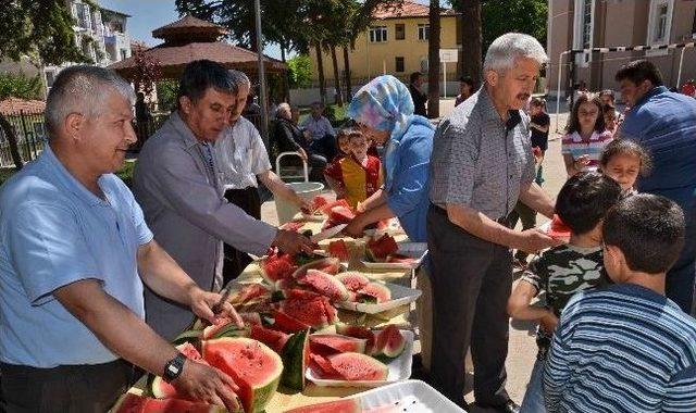 Minikler Karpuzla Serinlediler