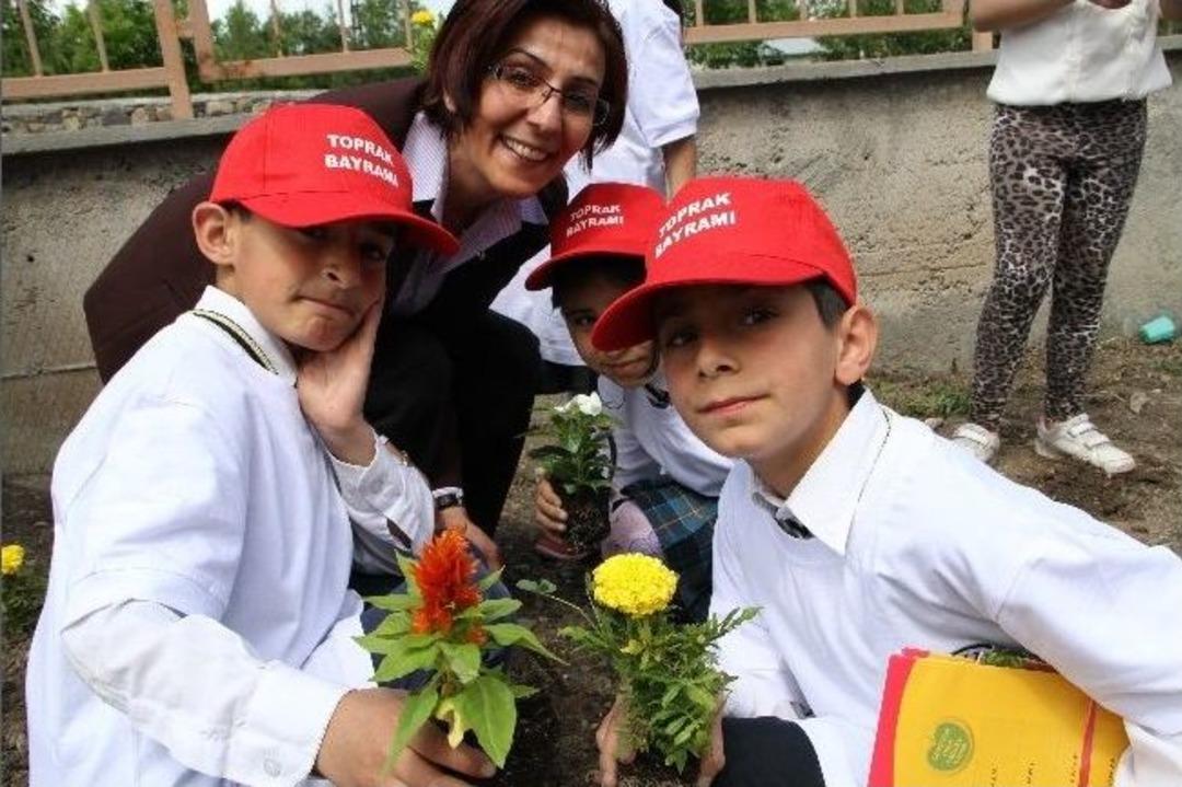 &Ccedil;ocuklar Toprakla Buluştu