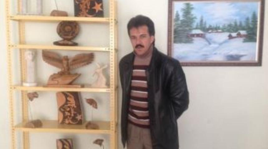 Taş Ve Ağaca Şekil Veriyor