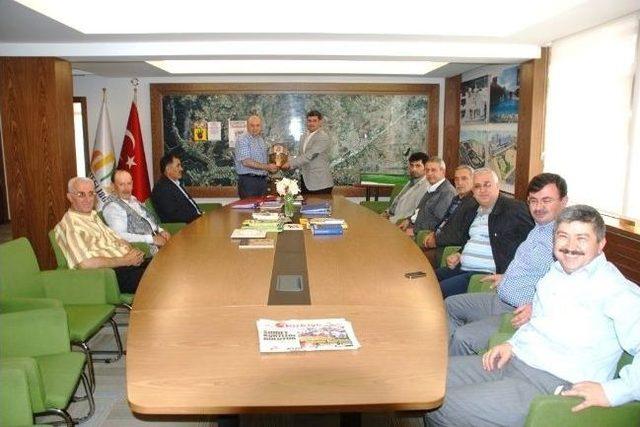 Başkan Şimşek, Başkan Saraoğlu’na “eskigediz Evleri” Maketi Hediye Etti