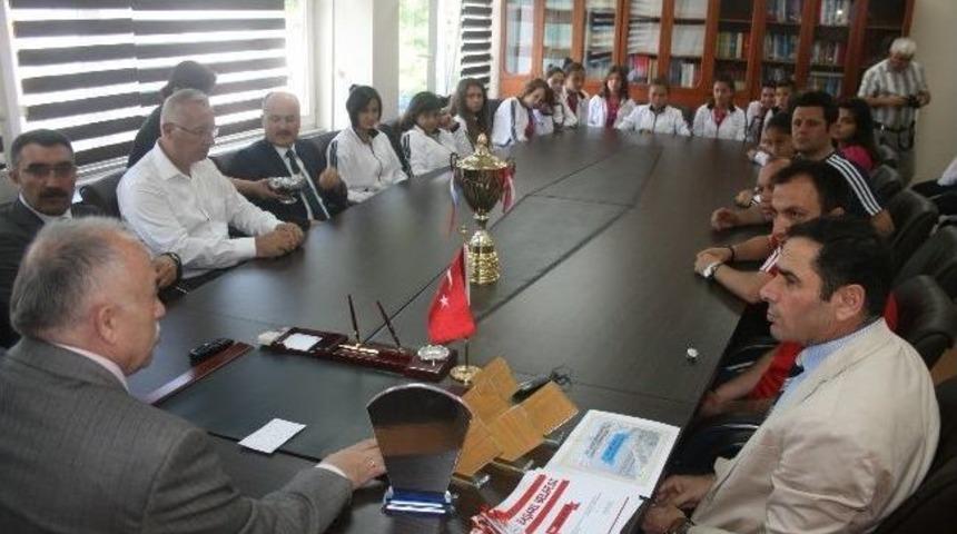 T&uuml;rkiye Şampiyonu Kız Takımı Altınla &Ouml;d&uuml;llendirildi