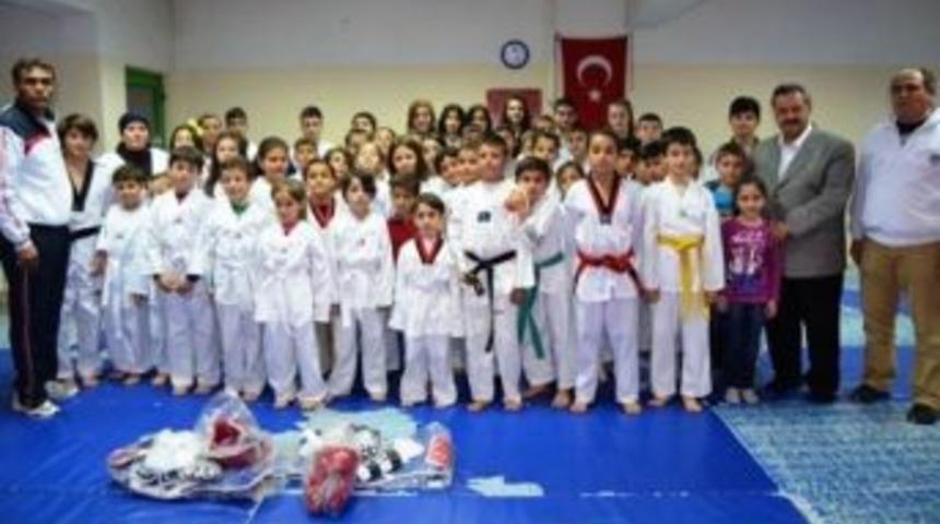 Burhaniye&rsquo;de Tekvandocuların Başkan Ziyareti