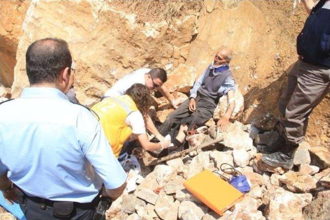 Hurda Toplarken &Uuml;zerine Kaya Yuvarlanan Adamı Kurtarmak İ&ccedil;in Nefes Kesen Operasyon