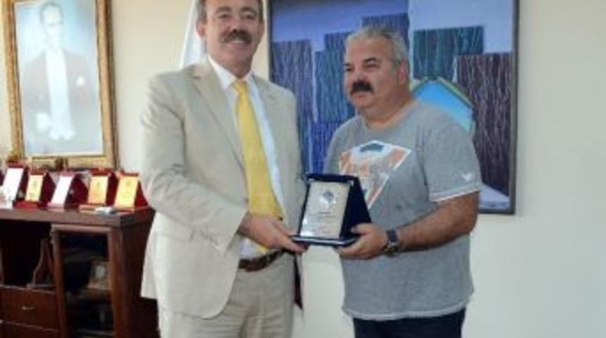 Başkan T&uuml;rk&rsquo;ten Deniz Oral&rsquo;a Plaket