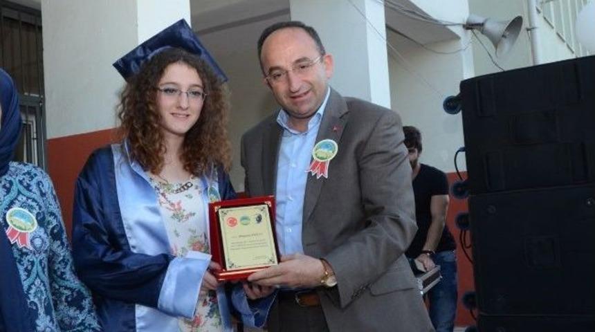 Başkan &Uuml;z&uuml;lmez, &Ouml;ğrencilerin Mezuniyet Heyecanlarına Ortak Oldu