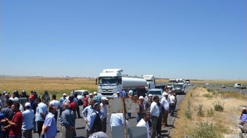 Hilvan'da &Ccedil;ift&ccedil;iler Yol Kapattı