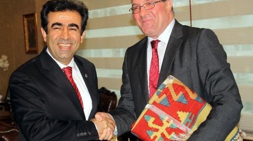 Vali G&uuml;zeloğlu, İsvi&ccedil;re B&uuml;y&uuml;kel&ccedil;isi Haffner'i Makamında Kabul Etti