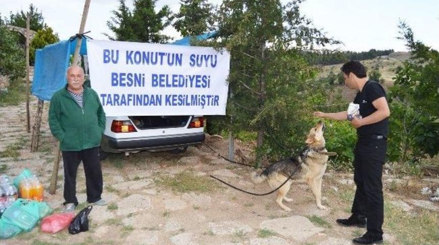 Suyu Kesilen Vatandaştan Pankartlı Protesto