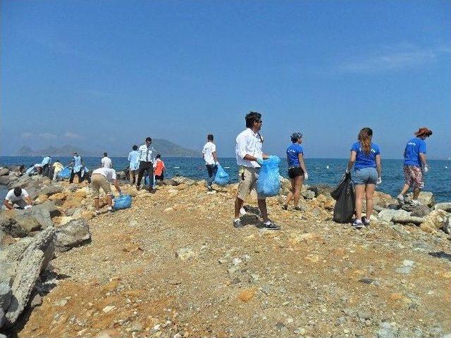 Gönüllüler Turgutreis'te Plaj Temizledi