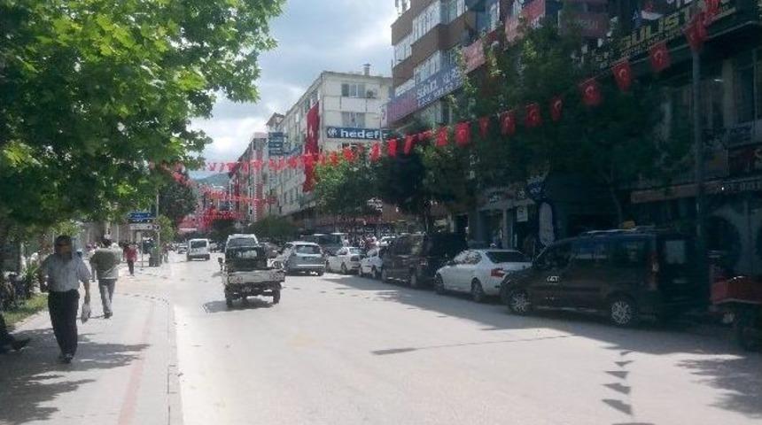 Cadde Bayraklarla Donatıldı