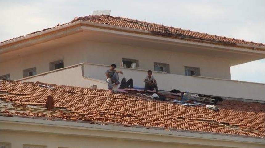 İş&ccedil;ilerin Okulun &Ccedil;atısındaki Eylemi Devam Ediyor