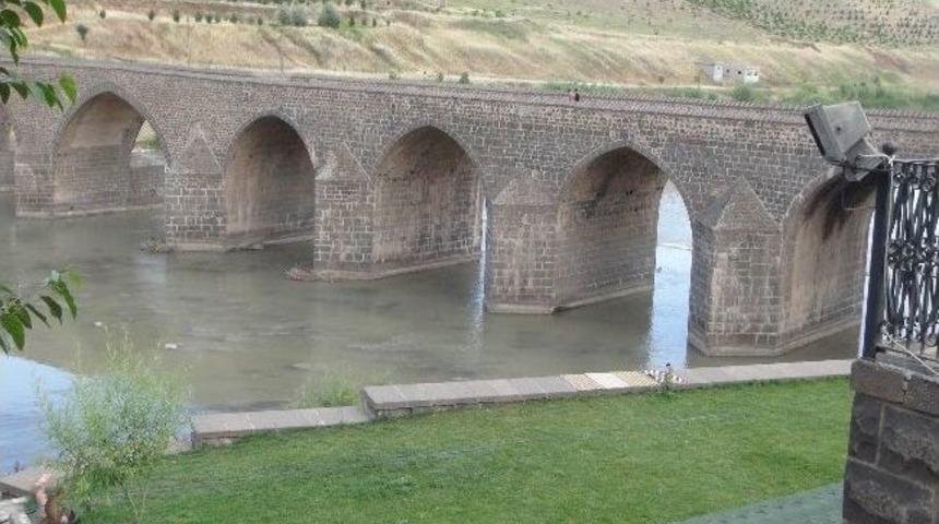 Fotoğraf &Ccedil;ekmek İsterken Az Kalsın &Ouml;l&uuml;yordu