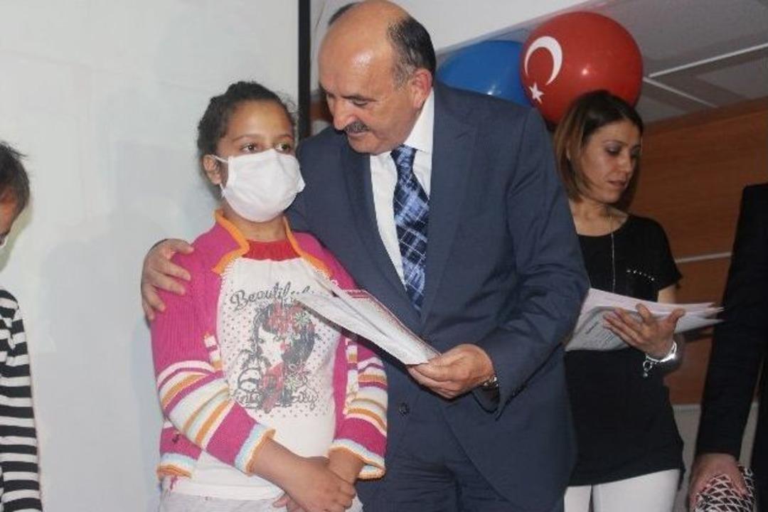 Bakan M&uuml;ezzinoğlu, L&ouml;semi Tedavisi G&ouml;ren &Ccedil;ocuklara Karnelerini Verdi