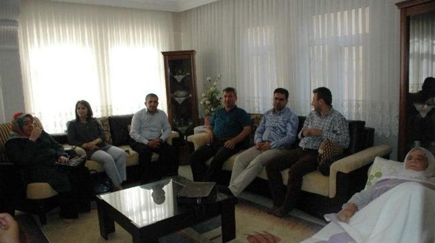 Ak Teşkilatı Yaşlıları Ziyaret Etti