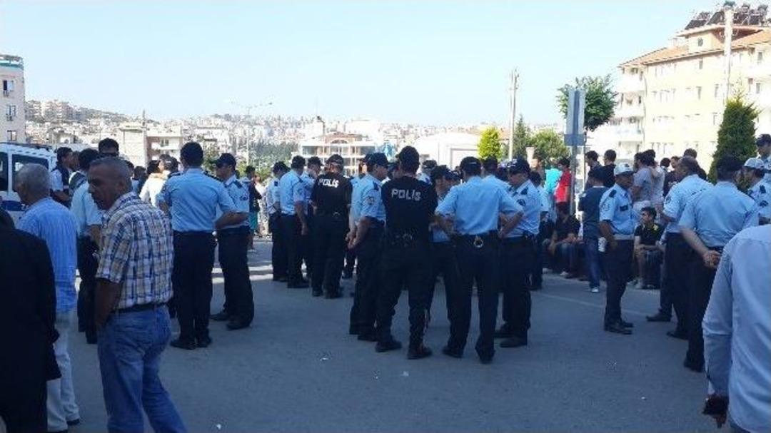 Kuşadası&rsquo;nda Pazarcılar İsyan Etti, Tekstil Pazarı A&ccedil;ılamadı