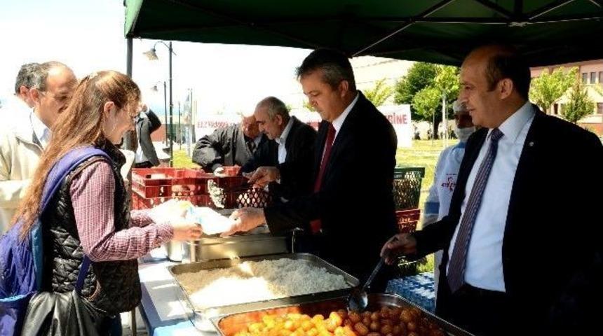 &Uuml;niversite &Ouml;ğrencileri Mezuniyet Yemeğinde Buluştu