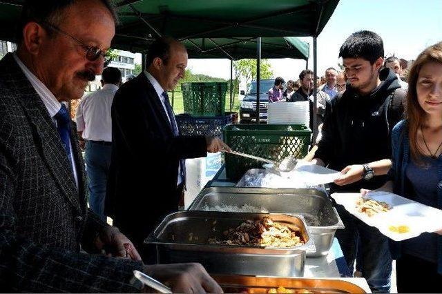 Üniversite Öğrencileri Mezuniyet Yemeğinde Buluştu