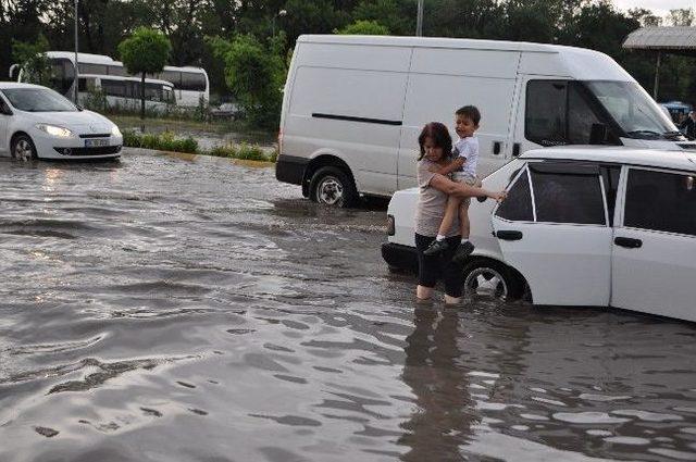 10 Dakikalık Yağmur Hayatı Felç Etti