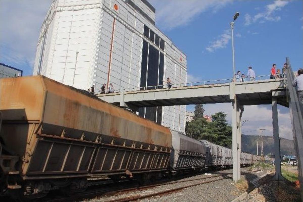 Abisine Ehliyetsizlikten İşlem Yapılmasına Kızarak &Uuml;st Ge&ccedil;ide &Ccedil;ıktı