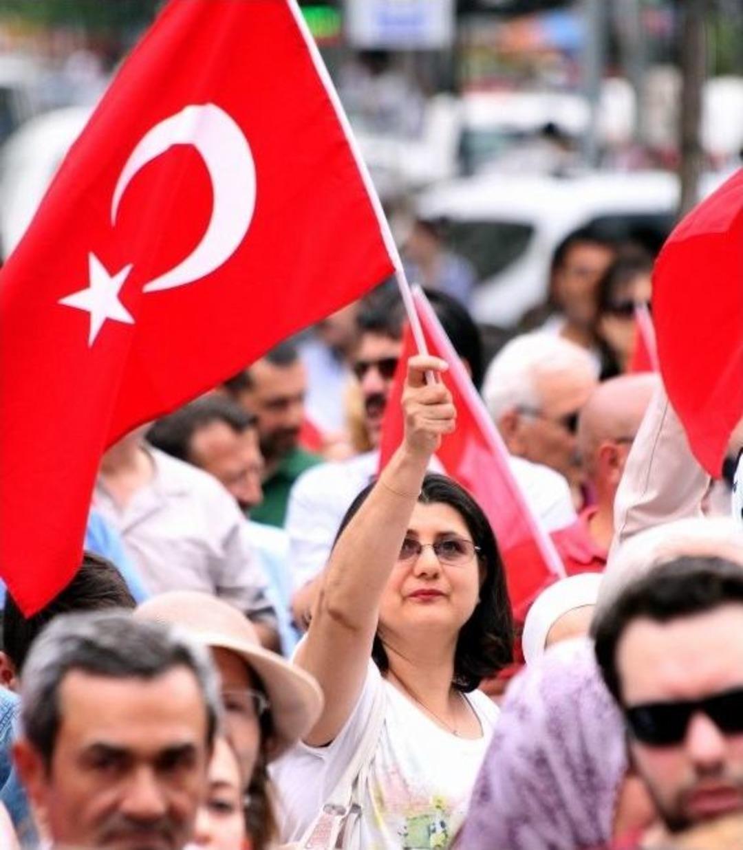 Edremit&rsquo;te Bayrak Eylemi