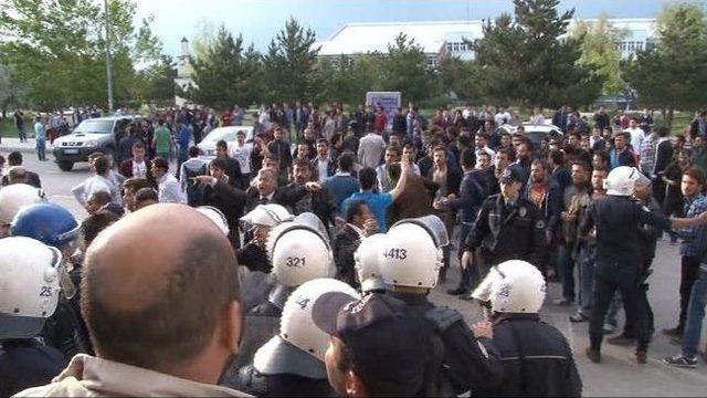 Atat&uuml;rk &Uuml;niversitesi&rsquo;nde Başlayan Olaylar Kent Merkezine Sı&ccedil;radı 2