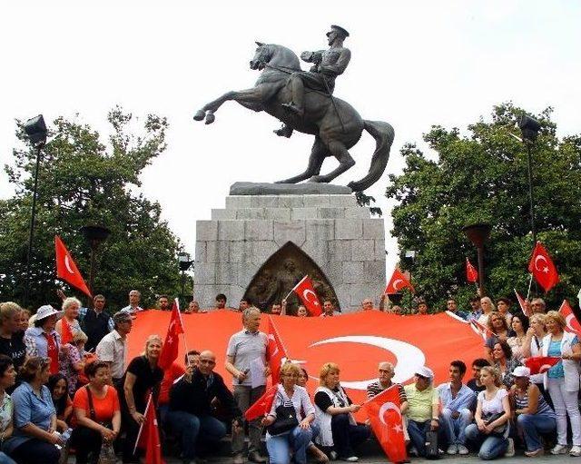 Add&rsquo;den &lsquo;bayrağa Saygı&rsquo; Y&uuml;r&uuml;y&uuml;ş&uuml; 1