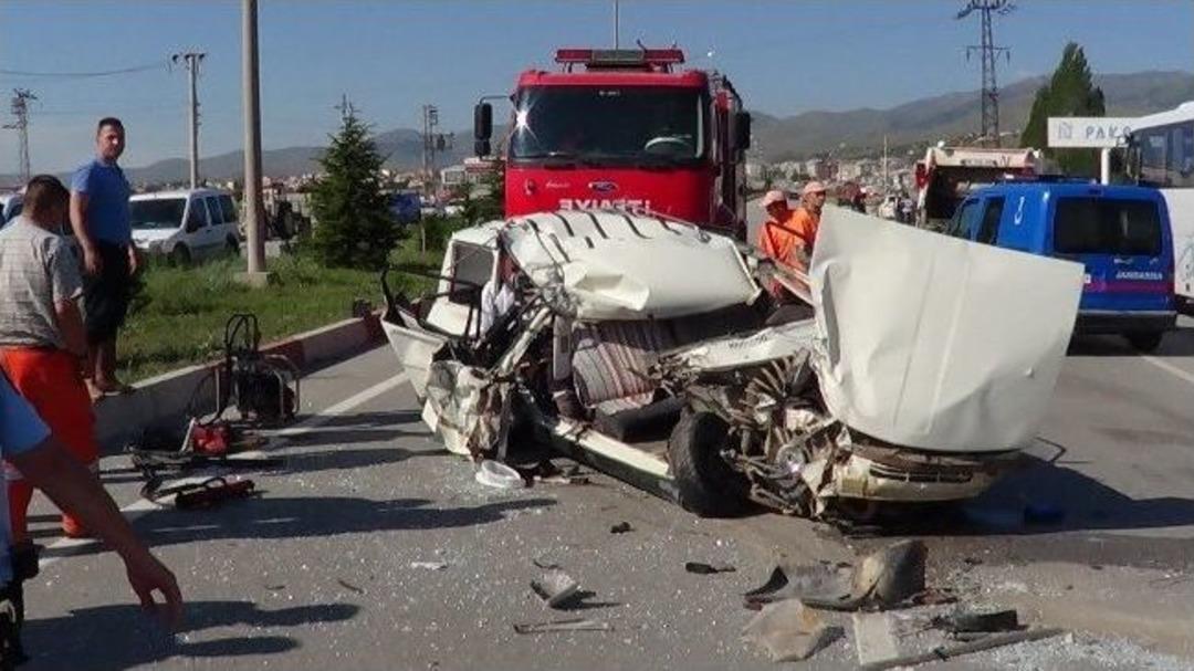 Afyonkarahisar&rsquo;da Trafik Kazası: 2 &Ouml;l&uuml;, 1 Yaralı