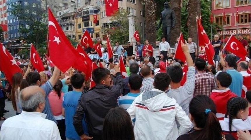 Bandırma'da Mhp İl&ccedil;e Teşkilatı Tarafından Bayrağa Saygı Y&uuml;r&uuml;y&uuml;ş&uuml;